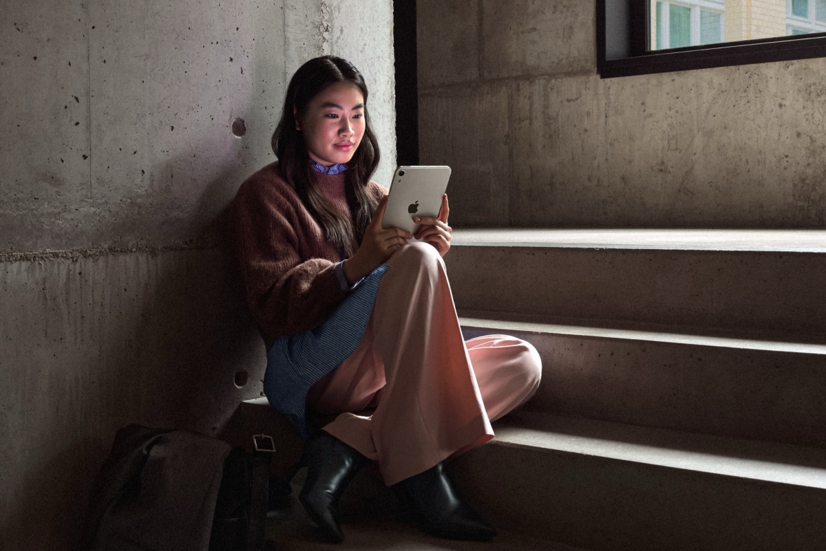 在維持與上一代相同機身尺寸的前提下，Apple 透過縮窄 24% 的邊框，成功將顯示面積拓展至 8.5 吋。