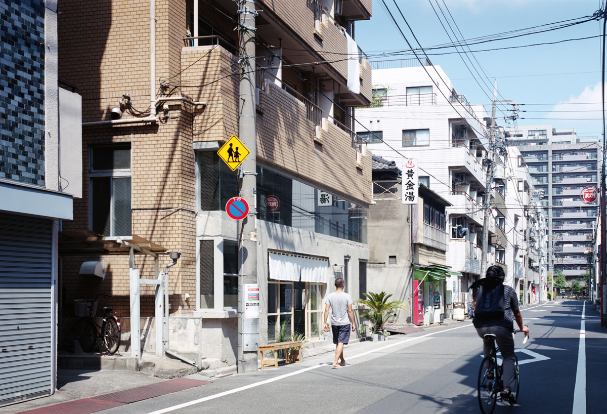 黃金湯座落於東京晴空塔腳下的墨田區錦糸町。漫步於相撲文化、職人工藝與下町風情交織的街區，不妨走進黃金湯，感受東京最貼近日常的一面