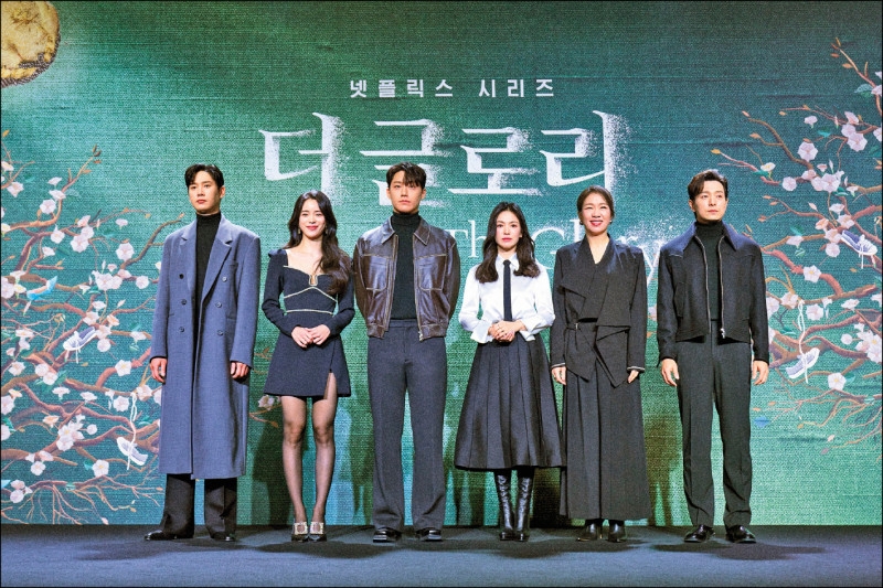 《黑暗榮耀》記者會上林知衍與宋慧喬比美。